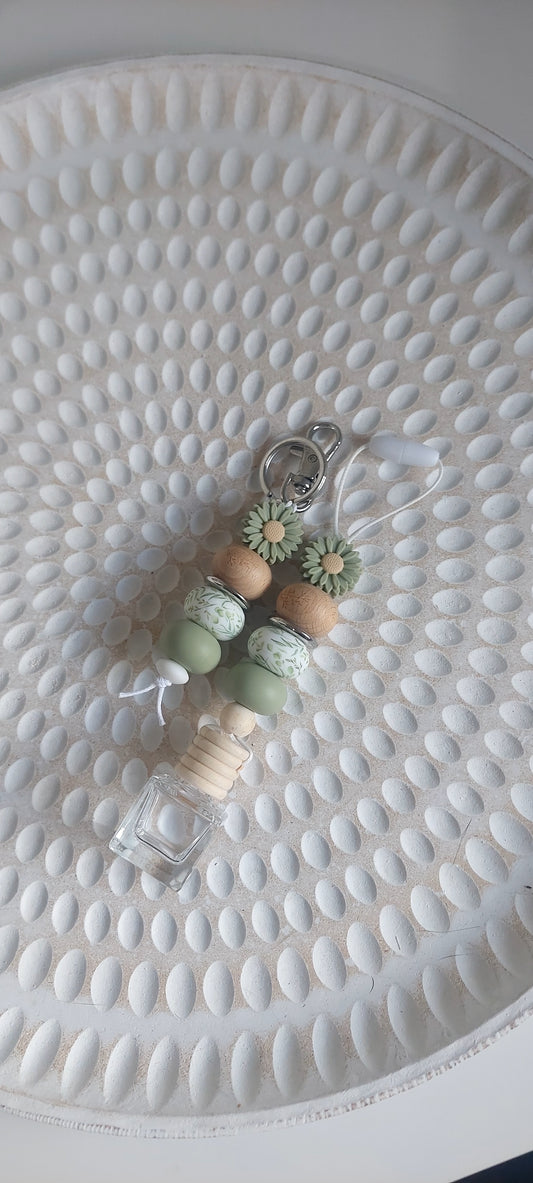 Green Daisy Diffuser & Beaded Keychain Bundle